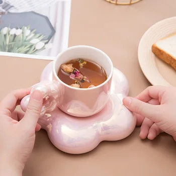 Keramické šálky kávy a nádherné hrnčeky a taniere nastaviť dievčenské vysokou hodnotou cherry blossom poháre sú luxusné a luxusné.